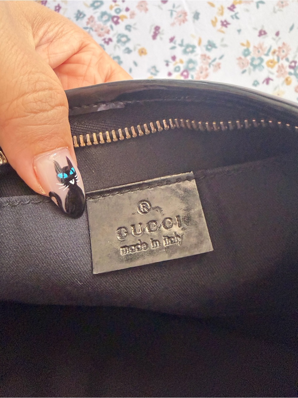 Gucci Black Shoulder Bag with Gold D-Ring Accent - Picture 9 of 10